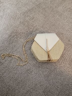 Chic Hexagon Straw Crossbody Bag with White Flap and Gold Chain